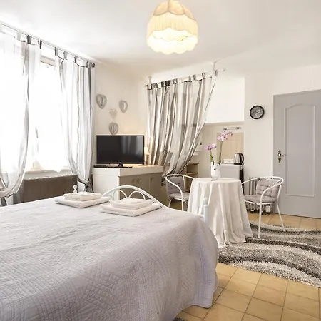 Modern Studio Center Apartment