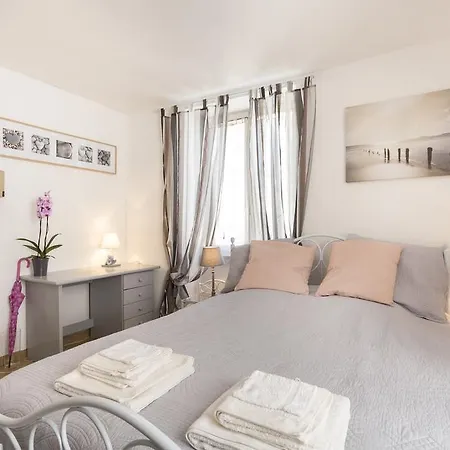 Modern Studio Center Apartment